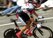 爆冷引发热议！Uzi在FPX比赛中比赛局势复杂上演精彩一战